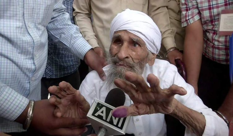 दिल्ली के सबसे उम्रदराज शख्स ने किया मतदान, 111 साल के हैं बचन सिंह