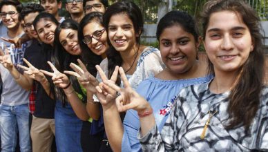CBSE Class 12th Result 2019: यूपी की लड़कियों ने लहराया परचम, हंसिका शुक्ला और करिश्मा अरोड़ा ने किया टॉप