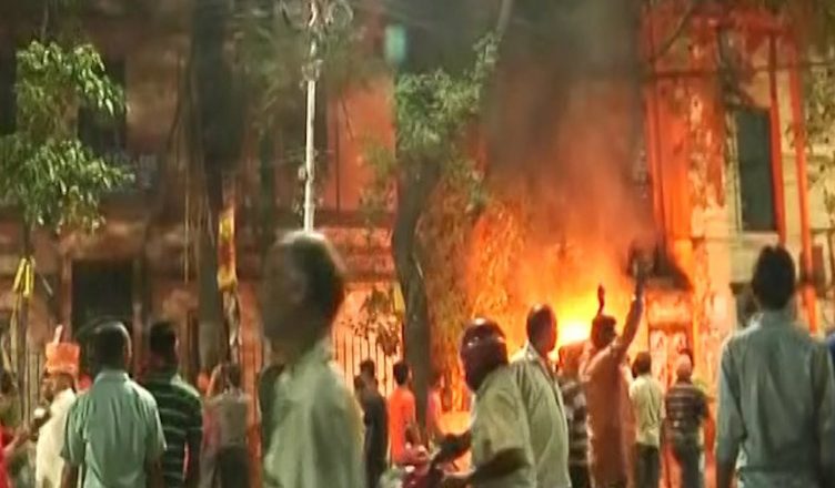 VIDEO: कोलकाता में अमित शाह के रोड शो में भिड़े BJP-TMC समर्थक, हुई आगजनी और पत्थरबाजी