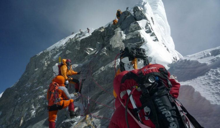 माउंट एवरेस्ट पर 'ट्रैफिक जाम', दो भारतीय पर्वतारोहियों की मौत