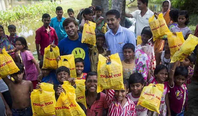 कोलकाता: Zomato का यह डिलीवरी ब्वॉय बना अनाथ बच्चों का सहारा, खाना खिलाने के साथ पढ़ाने की उठाई जिम्मेदारी
