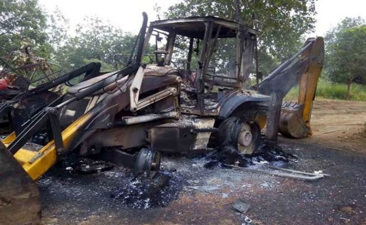 बिहार: नक्सलियों ने सड़क निर्माण में लगी 4 गाड़ियों में लगाई आग