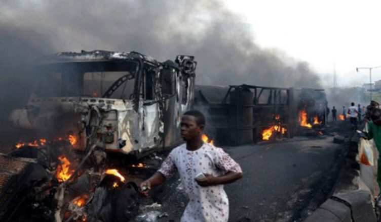 अफ्रीकी देश नाइजीरिया में तेल टैंकर में विस्फोट, 55 मरे