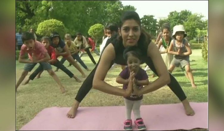 International Yoga Day 2019: दुनिया की सबसे छोटी महिला ज्योति आमगे ने भी किया योग, देखें वीडियो