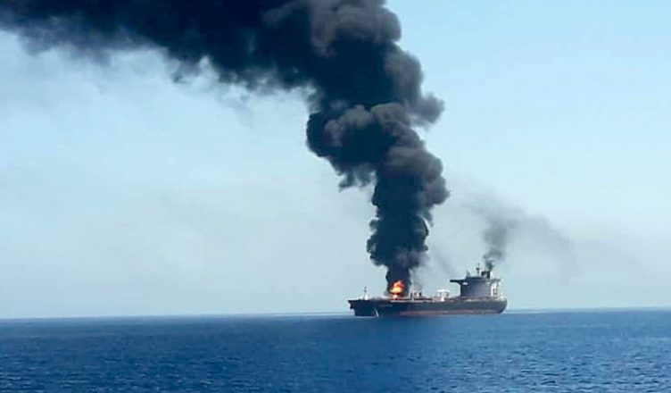 ओमान की खाड़ी में 2 तेल टैंकरों पर हमला, 44 चालक दल को बचाया गया