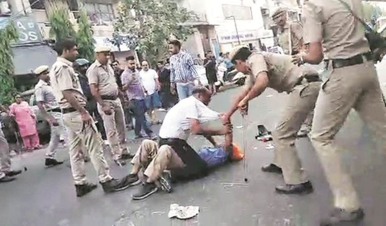 दिल्ली : टैक्सी चालक को पीटने के आरोप में 3 पुलिसकर्मी निलंबित