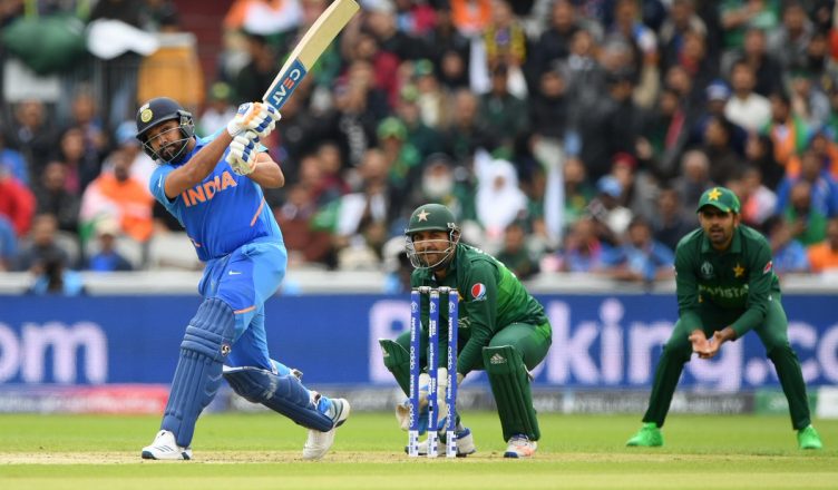 टीम इंडिया के नए 'सिक्सर किंग' बने रोहित शर्मा, धोनी के सबसे अधिक छ्क्कों का रिकॉर्ड तोड़ा