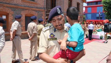 जम्मू-कश्मीर: शहीद इंस्पेक्टर के बेटे को गोद में ले रो पड़े वरिष्ठ पुलिस अधिकारी, फोटो वायरल