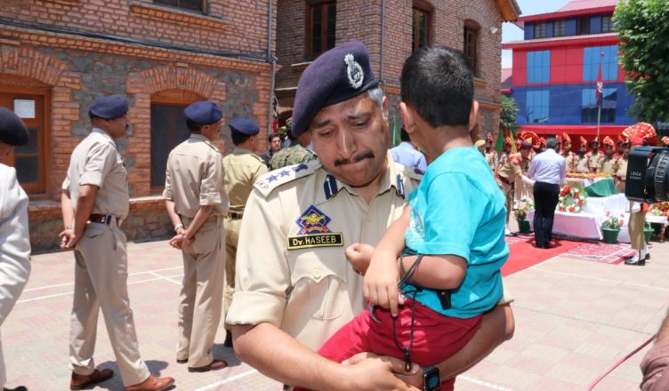 जम्मू-कश्मीर: शहीद इंस्पेक्टर के बेटे को गोद में ले रो पड़े वरिष्ठ पुलिस अधिकारी, फोटो वायरल