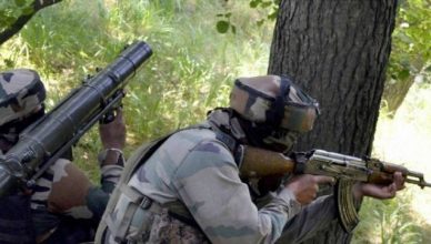 कश्मीर में जारी मुठभेड़ में 2 आतंकवादी ढेर