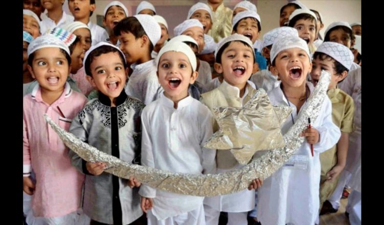 Chand Raat Mubarak 2019: इन मैसेजेस से दें दोस्तों और रिश्तेदारों को ईद के चांद की मुबारकबाद