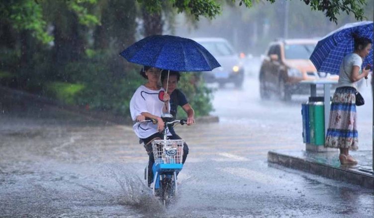 चीन में भारी बारिश के कारण 16 की मौत और 12 लापता
