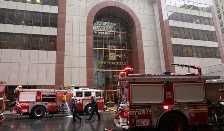 अमेरिका : न्यूयॉर्क में इमारत पर हेलीकॉप्टर गिरा, पायलट की मौत