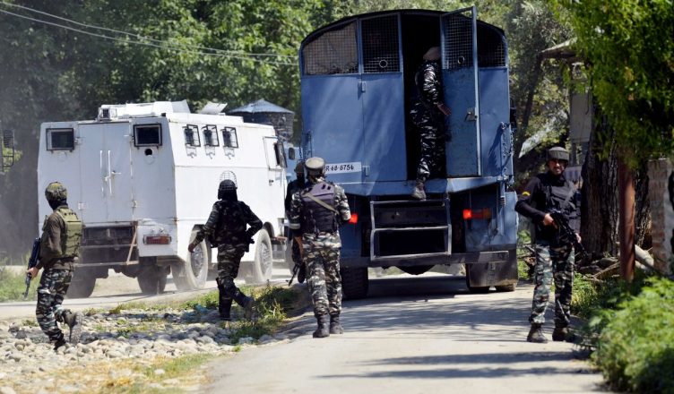 जम्मू-कश्मीर: आतंकियों ने पुलवामा में पुलिस स्टेशन पर फेंका ग्रेनेड, 8 लोग घायल