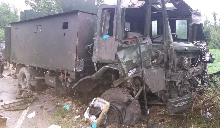 जम्मू-कश्मीर: पुलवामा में फिर से आतंकी हमला, IED ब्लास्ट में सेना के 9 जवान घायल