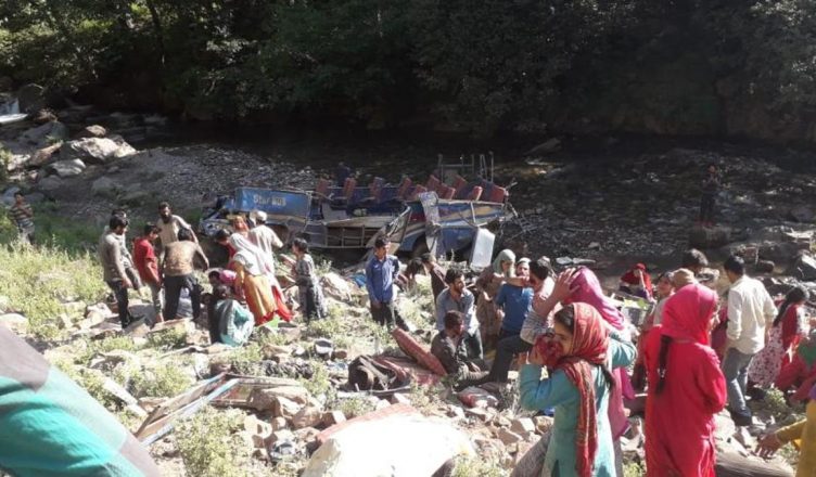 जम्मू एवं कश्मीर : किश्तवाड़ जिले में खाई में गिरी बस, 35 की मौत, 17 घायल