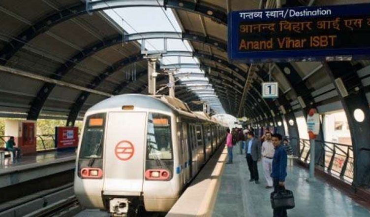 दिल्ली: महिलाओं के लिए मुफ्त मेट्रो यात्रा के खिलाफ याचिका खारिज, कोर्ट ने बताया आधारहीन