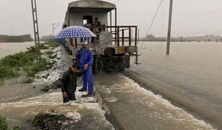 बिहार: बाढ़ का कहर जारी, दरभंगा-समस्तीपुर रेलखंड पर ट्रेनों का परिचालन ठप