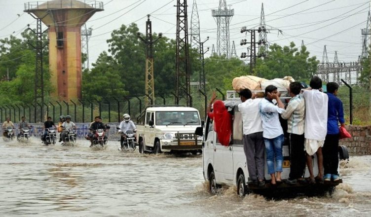 बिहार के इस जिले में इतनी बारिश हुई कि धारा 144 लागू करनी पड़ी है