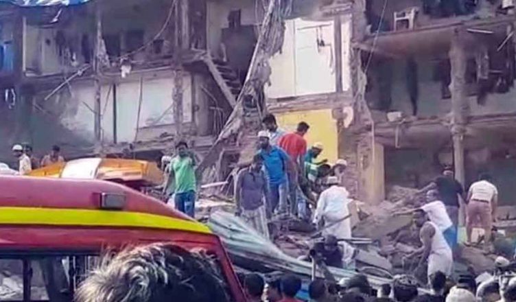मुंबई: डोंगरी इलाके में गिरी चार मंजिला इमारत, कई लोगों के फंसे होने की आशंका