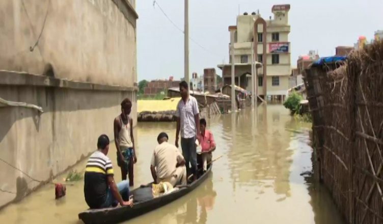 बिहार : थाने में घुसा बाढ़ का पानी, आने-जाने के लिए नाव ही सहारा