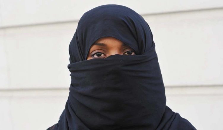 यूपी: मुस्लिम महिला ने लगाया आरोप- तंबाकू से दांत साफ करने के कारण पति ने दिया तीन-तलाक