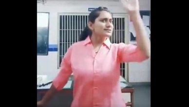 पुलिस स्टेशन में डांस करने पर महिला पुलिसकर्मी को किया गया सस्पेंड, देखें वीडियो