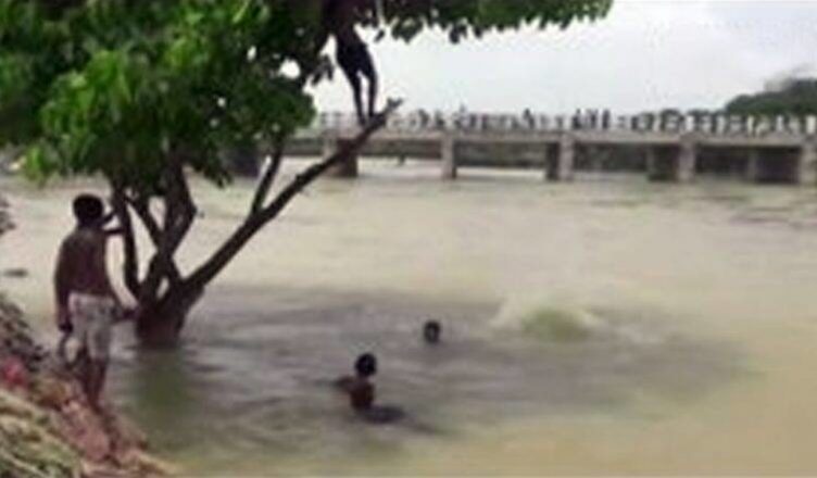 बिहार: बाढ़ के पानी में TikTok वीडियो बनाने के लिए खतरनाक स्टंट कर रहा था युवक, डूबने से हुई मौत