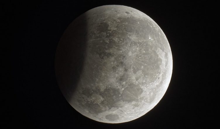 Lunar Eclipse 2019 : साल के आखिरी Chandra Grahan की Live Streaming यहाँ देखें