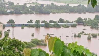 मुंबई: भारी बारिश के बीच पानी में फंसी महालक्ष्मी एक्सप्रेस, 8 घंटे से फंसे हैं 700 यात्री, बचाव कार्य जारी