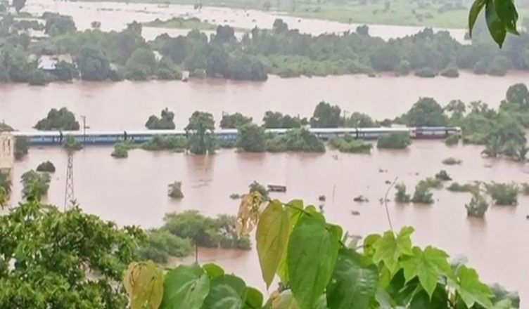 मुंबई: भारी बारिश के बीच पानी में फंसी महालक्ष्मी एक्सप्रेस, 8 घंटे से फंसे हैं 700 यात्री, बचाव कार्य जारी