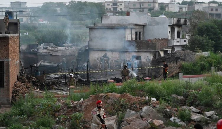 पाकिस्तान: सेना का विमान हादसे का शिकार, पायलट सहित 17 लोगों की मौत