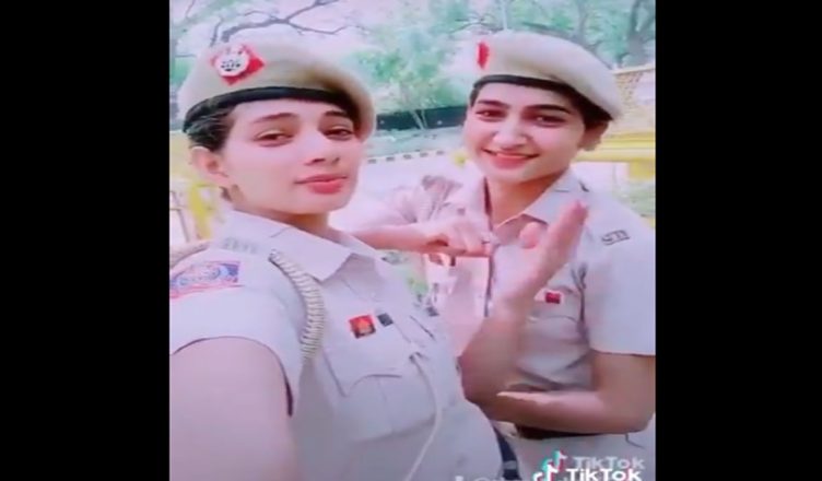 दिल्ली की दो महिला पुलिसकर्मी ने 'बटुआ सा मुंह...' गाने पर डांस करते हुए बनाया TikTok वीडियो