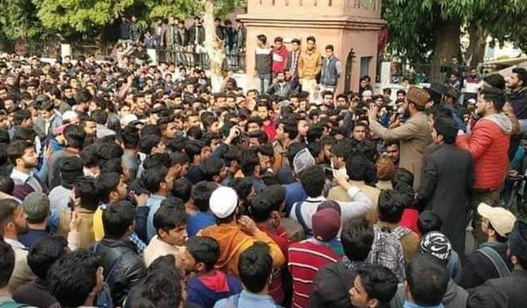 AMU में पढ़ रहे कश्मीरी छात्रों ने ईद के मौके पर लंच का न्योता ठुकराया, कहा- ये जख्मों पर नमक छिड़कने जैसा