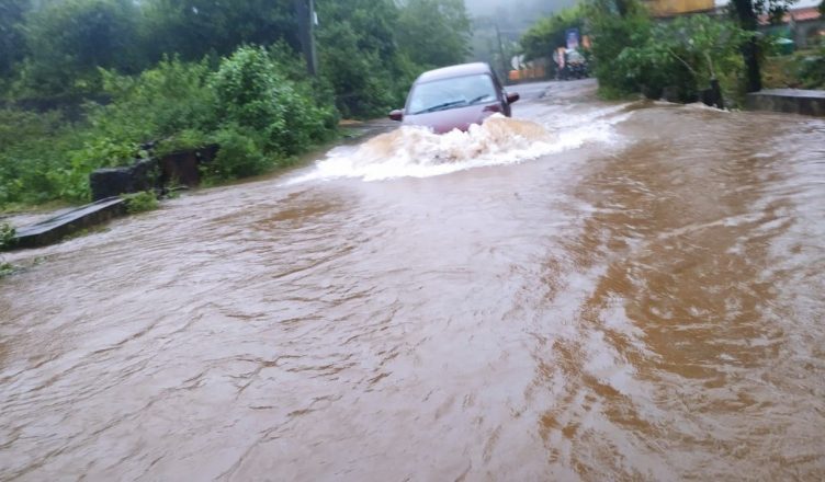 केरल में बाढ़: राज्य में अबतक 42 की मौत, 1 लाख से अधिक लोग राहत शिविरों में