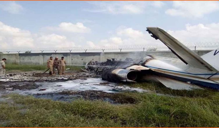 VIDEO: अलीगढ़ में लैंडिंग के दौरान चार्टर्ड प्लेन में लगी भयंकर आग, पायलट सहित 6 लोग बाल-बाल बचे