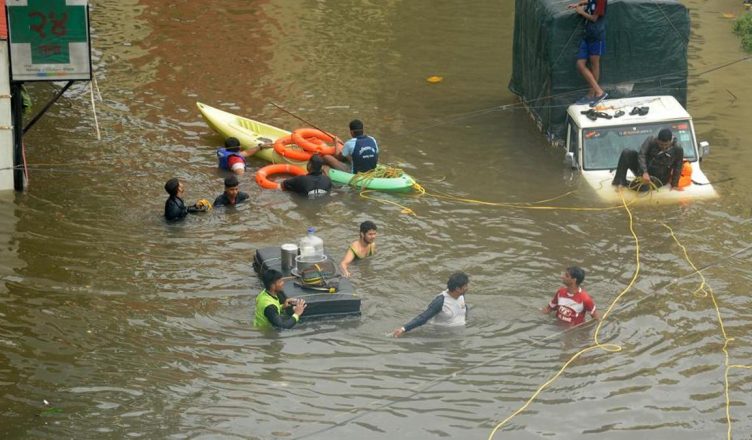 महाराष्ट्र में बड़ा हादसा: बाढ़ पीड़ितों को लेकर जा रही नाव पलटी, 9 की मौत