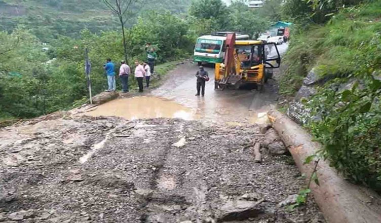 भारी बारिश के बाद हिमाचल में भूस्खलन से 68 सड़कों पर यातायात बाधित, सैकड़ों लोग फंसे