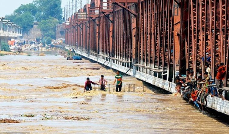 यमुना खतरे के निशान के पार, दिल्ली में बाढ़ का अलर्ट