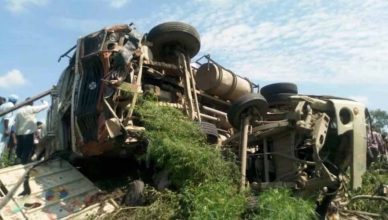 यूपी: शाहजहांपुर में बड़ी सड़क दुर्घटना, दो टेंपो के ऊपर पलटा ट्रक, 16 की मौत