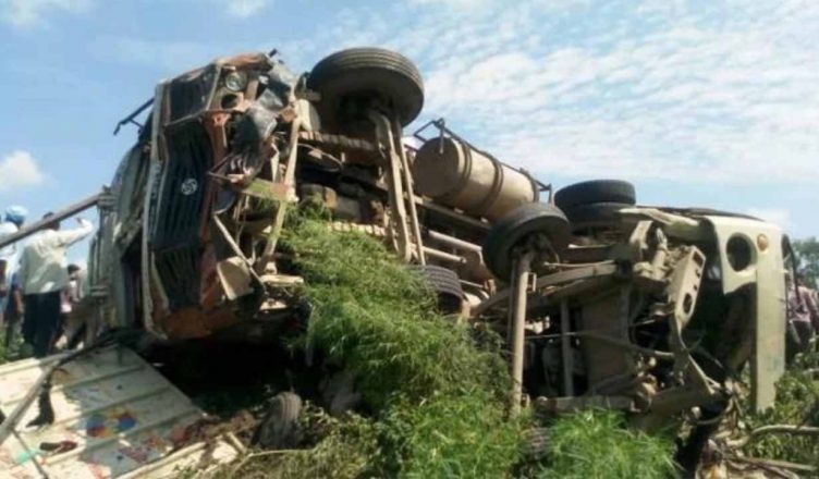 यूपी: शाहजहांपुर में बड़ी सड़क दुर्घटना, दो टेंपो के ऊपर पलटा ट्रक, 16 की मौत
