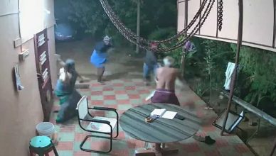 VIDEO: घर में घुस आए हथियारबंद चोरों को बुजुर्ग दंपत्ति ने कुर्सी और चप्पलों से मारकर भगाया