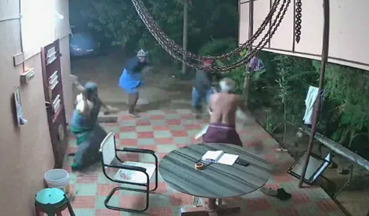 VIDEO: घर में घुस आए हथियारबंद चोरों को बुजुर्ग दंपत्ति ने कुर्सी और चप्पलों से मारकर भगाया