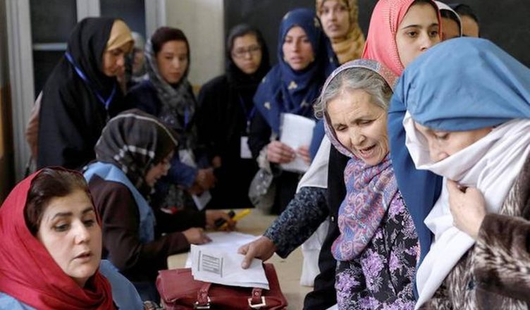 अफगानिस्तान: राष्ट्रपति चुनाव में मतदान के लिए प्रतिबद्ध अफगानी महिलाएं