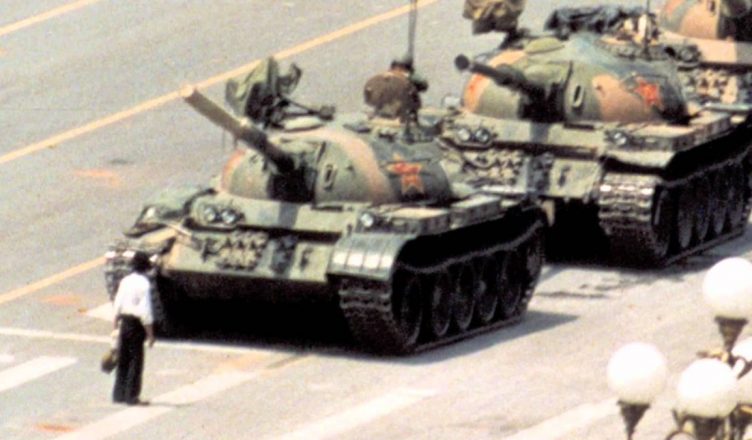तियानानमेन चौक पर 'टैंक मैन' की तस्वीर को लेने वाले फोटोग्राफर का निधन