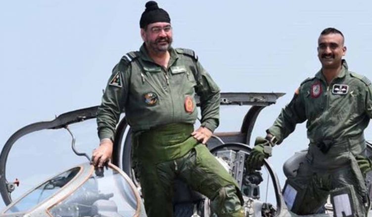 पाकिस्तानी विमान गिराने के 6 महीने बाद नए लुक में दिखे अभिनंदन, वायुसेना प्रमुख के साथ मिग-21 में भरी उड़ान