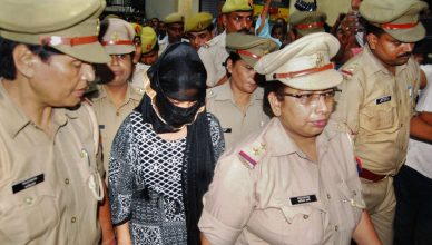 चिन्मयानंद पर आरोप लगाने वाली छात्रा को यूनिवर्सिटी ने एग्जाम देने से रोका, कम अटेंडेंस का दिया हवाला