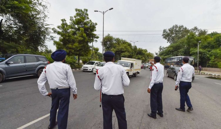 Madhya Pradesh: ट्रैफिक पुलिस कांस्टेबल ने पत्नी के डर से मांगी छु्ट्टी, आला अधिकारी ने किया लाइन हाजिर