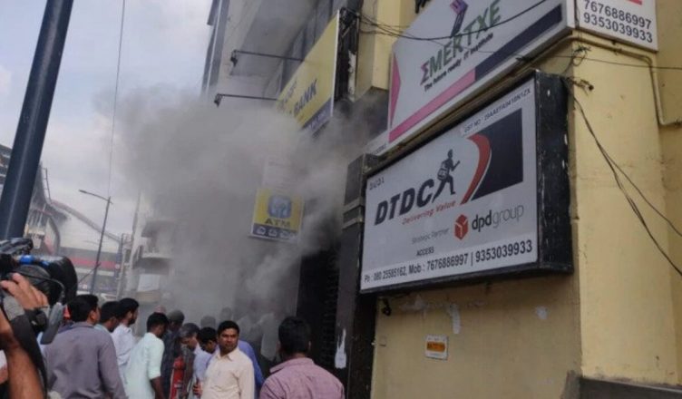 बेंगलुरू: छह मंजिला इमारत में लगी भीषण आग, जान बचाने के लिए बिल्डिंग से कूदते दिखे लोग