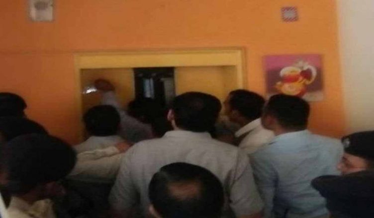 हिमाचल: पूर्व मुख्यमंत्री को मनाने होटल पहुंचे CM जयराम ठाकुर, दोनों एक साथ लिफ्ट में फंसे